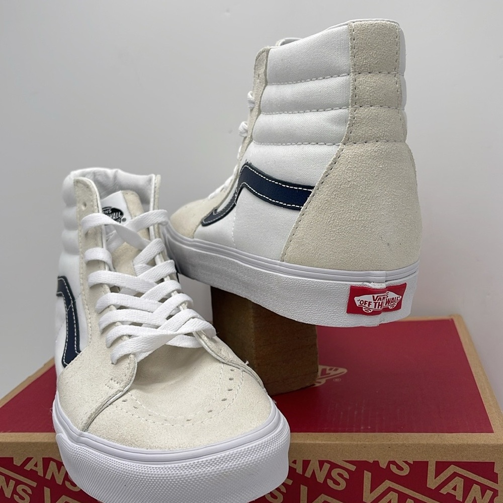 Vans WMNS Sk8-Hi (Classic Sport) Dress Blue
VN0A32QG9YG
White High-Top Sneakers - Picture 8 of 16